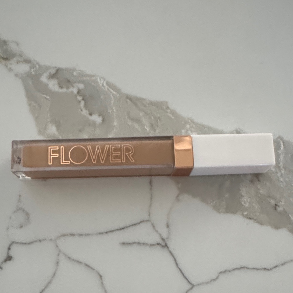 🌸5/$25🌸 Flower light illusion full coverage concealer in light medium